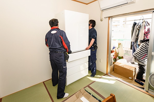 スタッフが不用品を分別しながら搬出している様子|家具・家電もお任せの不用品回収