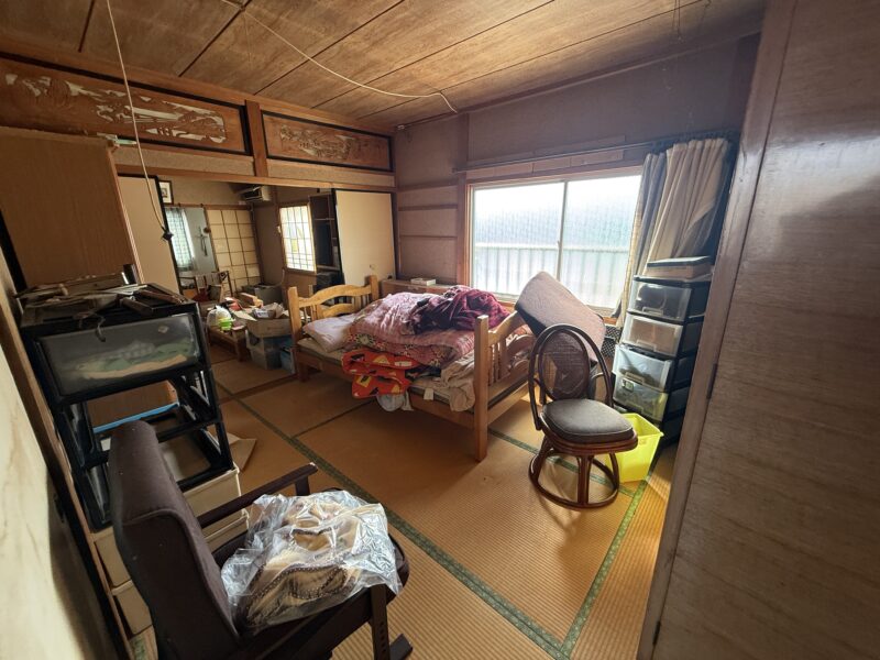 【施工実績】舞鶴市・約45坪の2階建て住宅｜解体前の残置物撤去を行いました。 - Before